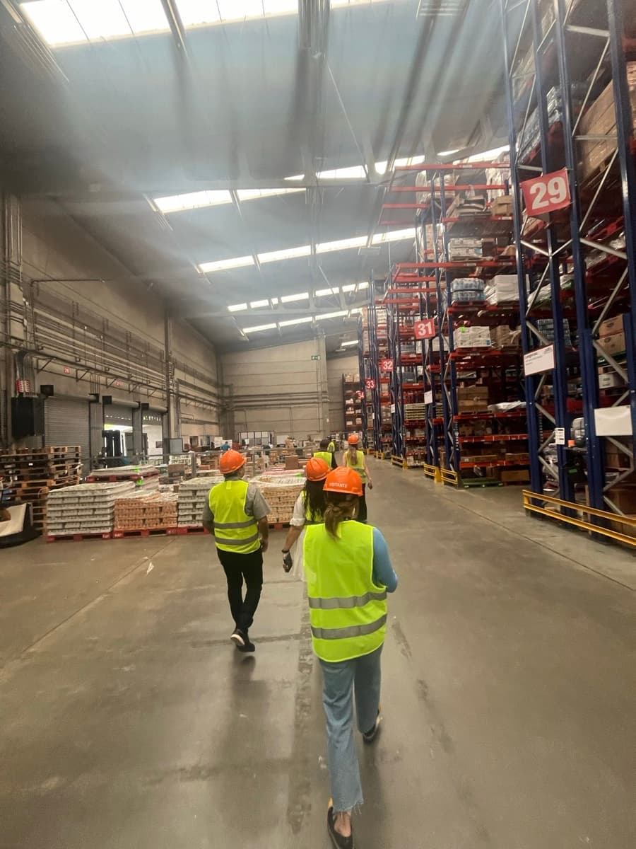 Bodega industrial con operación en racks