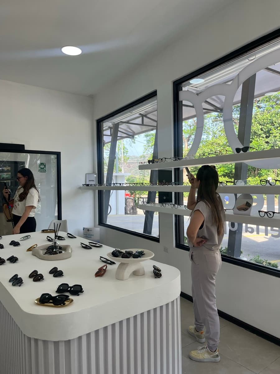 Showroom de óptica que opera con un sistema propio