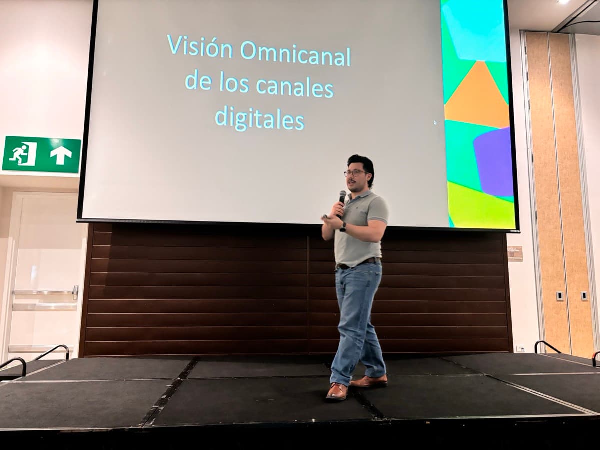 Benjamin Ramos presentando en conferencia