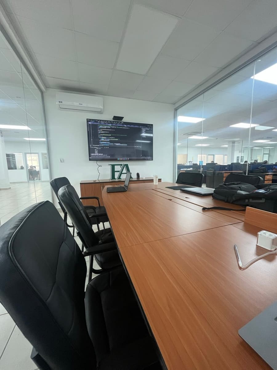Sala de reuniones con código en pantalla